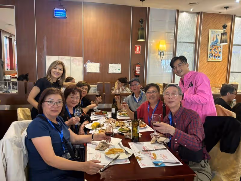 香港明星夫婦移民加拿大轉行當導遊!帶近百華人出遊,服侍周到