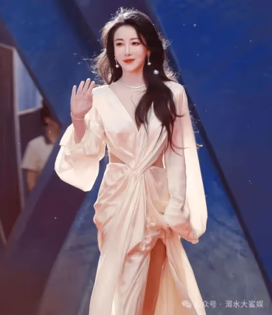 公認的凍齡女神！她比林志玲還美，嫁小9歲男星，50歲還像少女