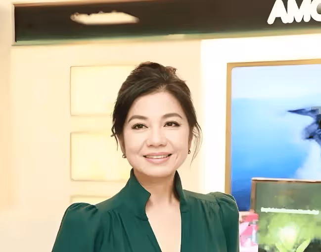 19歲已是「人間尤物」，劉德華理想老婆，卻守寡17年，現風韻猶存