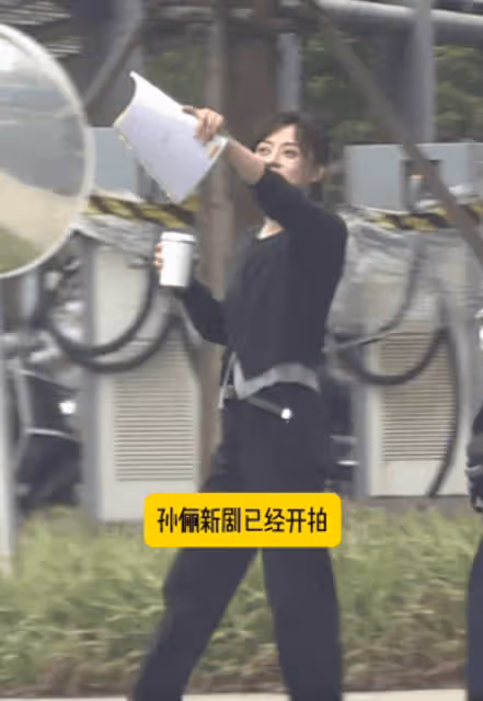 孫儷片場照曝光！休息也不忘看劇本，氣色好！超敬業和吳慷仁對戲