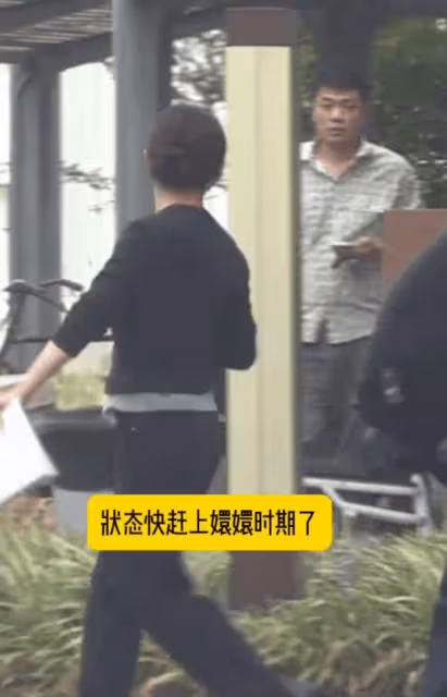 孫儷片場照曝光！休息也不忘看劇本，氣色好！超敬業和吳慷仁對戲