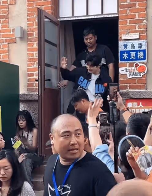 黃曉明現身青島被拍，一頭濃密黑髮卻是假髮，網友質疑禿頭