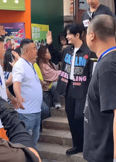 黃曉明現身青島被拍，一頭濃密黑髮卻是假髮，網友質疑禿頭