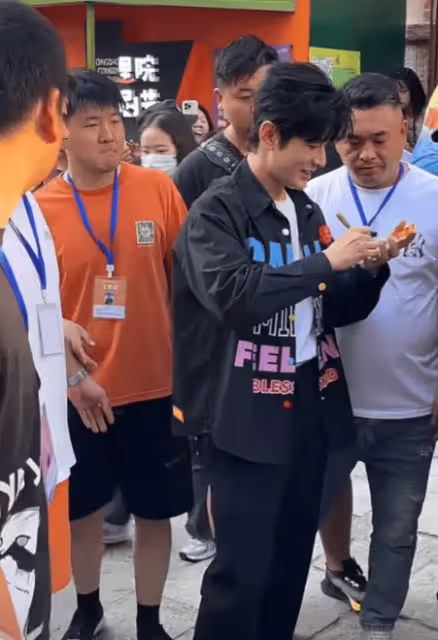 黃曉明現身青島被拍，一頭濃密黑髮卻是假髮，網友質疑禿頭