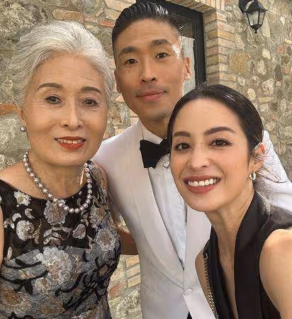 偶像劇女神答應當他伴郎！20年後諾言成真…莫允雯黑禮服站男生團