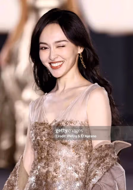 巴黎這夜！41歲的唐嫣撞上31歲的楊紫，真是沒有對比就沒有傷害！