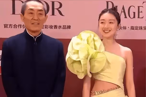 新任「謀女郎」上線，這次，74歲張藝謀讓世界再次「刮目相看」