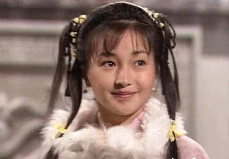 54歲李綺虹比75歲鮑起靜顯老?滿臉皺紋眼神疲憊,最美郭襄不復返