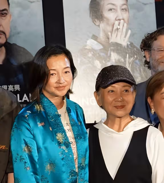 54歲李綺虹比75歲鮑起靜顯老?滿臉皺紋眼神疲憊,最美郭襄不復返