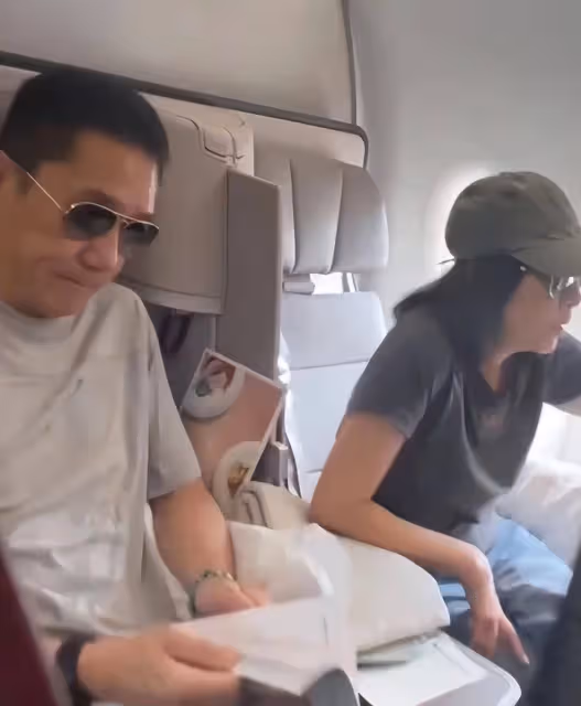 梁朝偉劉嘉玲搭機飛泰國,老夫老妻有默契,一人收拾行李一人享受