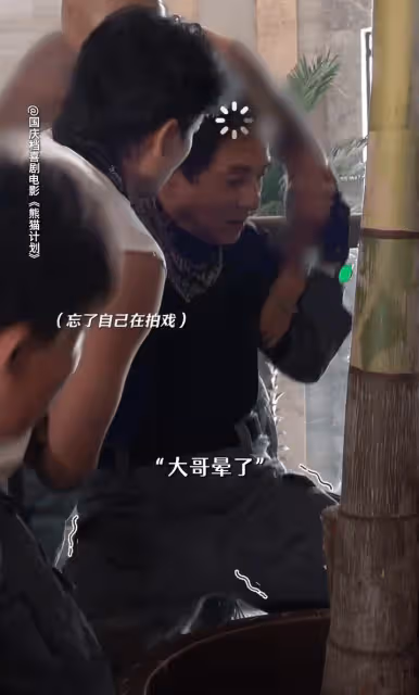 70歲成龍拍戲被鎖喉差點窒息意識模糊,拒被小孩叫爺爺自認是哥哥