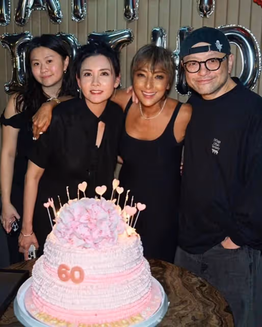 邱淑貞二女兒沈日為自家服飾品牌當模特，靚麗性感純欲風撲面而來