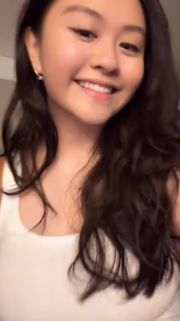 邱淑貞二女兒沈日為自家服飾品牌當模特，靚麗性感純欲風撲面而來