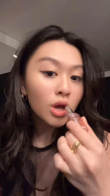 邱淑貞二女兒沈日為自家服飾品牌當模特，靚麗性感純欲風撲面而來