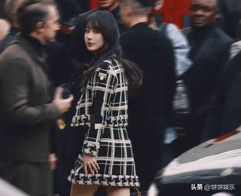 楊紫終於翻盤,巴黎看秀精緻如洋娃娃,秒殺南韓神顏林允兒!