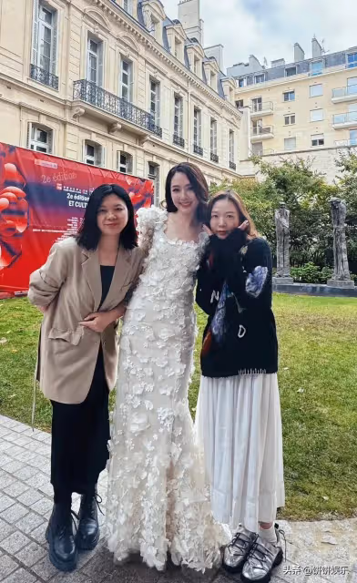 美神降臨!郭碧婷巴黎看秀,靠顏值驚艷全場,新的合影殺手誕生了