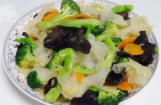 這道素菜要收藏了,少油健康,營養豐富又好吃,學會了做給家人吃