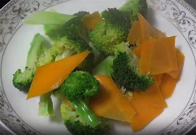 這道素菜要收藏了,少油健康,營養豐富又好吃,學會了做給家人吃