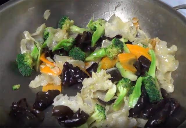 這道素菜要收藏了,少油健康,營養豐富又好吃,學會了做給家人吃