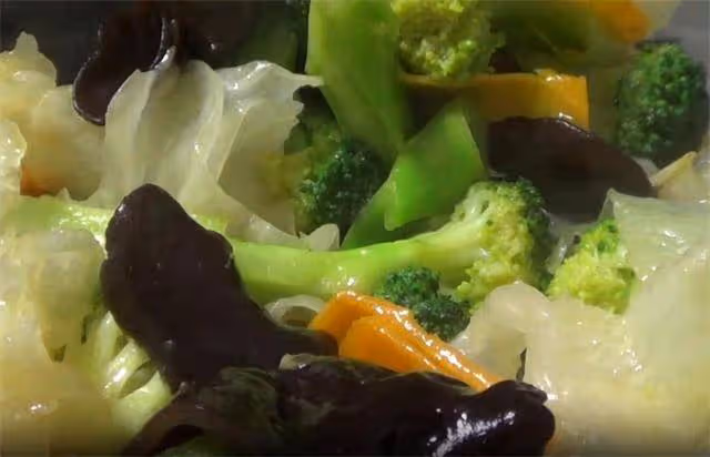 這道素菜要收藏了,少油健康,營養豐富又好吃,學會了做給家人吃