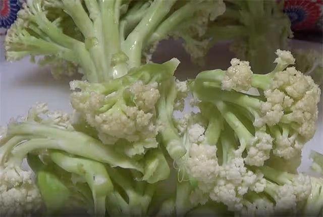 愛吃菜花的不要錯過,一道白灼菜花,簡單一拌就做好,脆嫩好吃