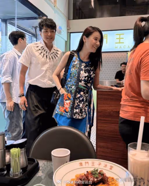 42歲TVB女星傳懷孕被視後嚴格監控飲食!「掃街」避影下半身疑遮孕肚?