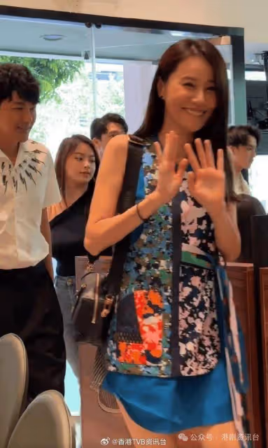 42歲TVB女星傳懷孕被視後嚴格監控飲食!「掃街」避影下半身疑遮孕肚?