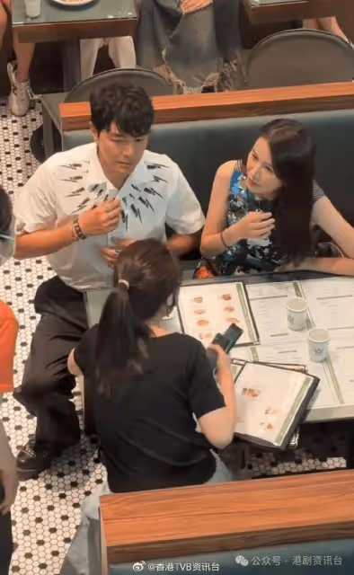 42歲TVB女星傳懷孕被視後嚴格監控飲食!「掃街」避影下半身疑遮孕肚?
