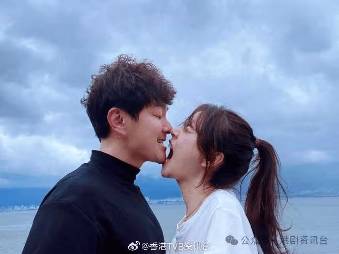 42歲TVB女星傳懷孕被視後嚴格監控飲食!「掃街」避影下半身疑遮孕肚?