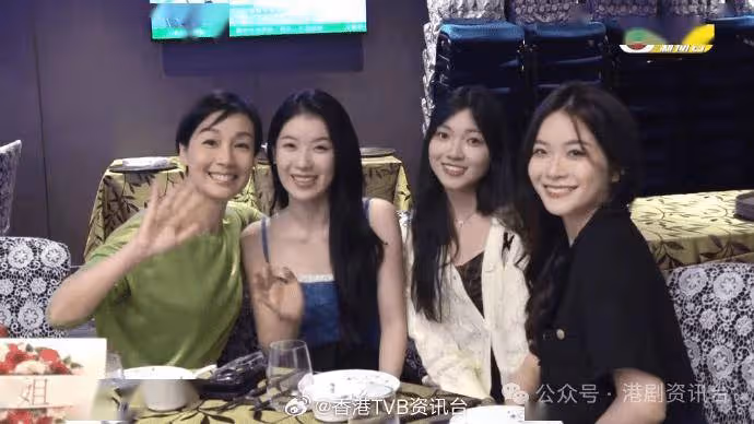 TVB港姐不和事件後終同場!零交流合照隔成個身位