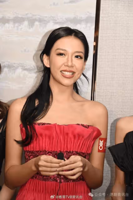 TVB港姐不和事件後終同場!零交流合照隔成個身位
