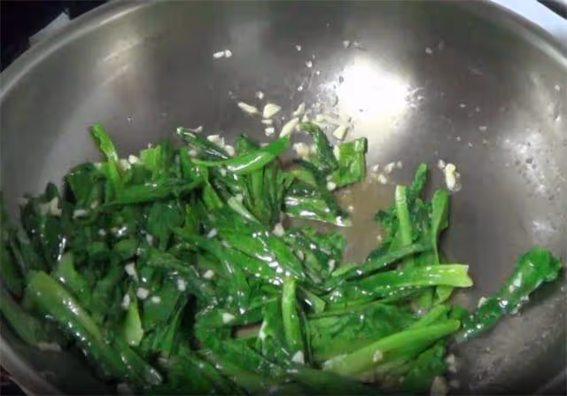 油麥菜這樣做,清淡脆嫩又營養,吃一次就上癮,主要做法超簡單