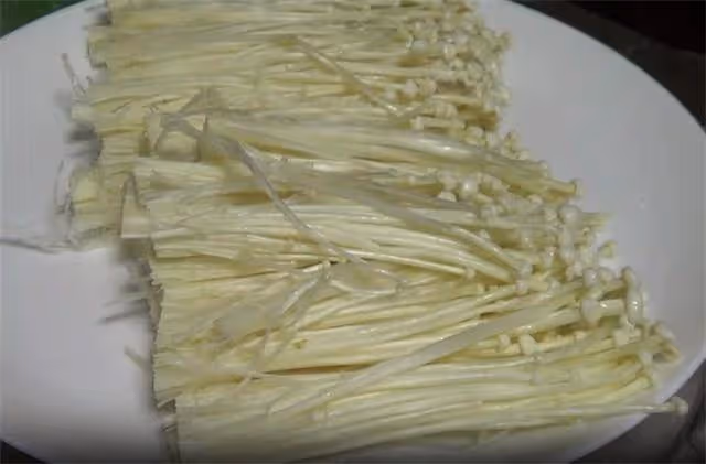 吃了很多金針菇，還是這種做法簡單好吃，一蒸就做好了，先收藏了
