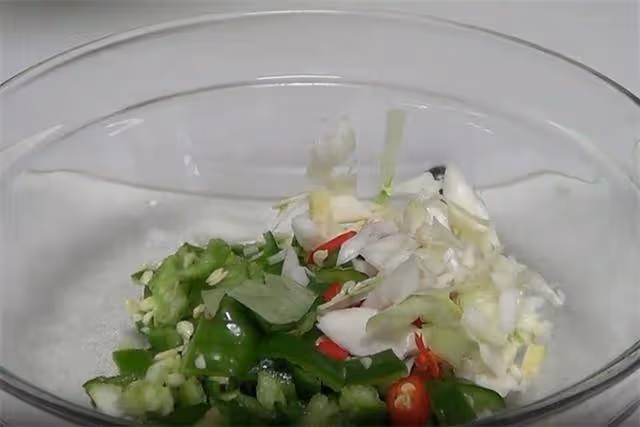 茄子這樣做才好吃,一蒸一拌就做好,比吃肉還香,吃一口就上癮