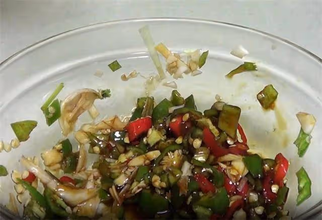 茄子這樣做才好吃,一蒸一拌就做好,比吃肉還香,吃一口就上癮