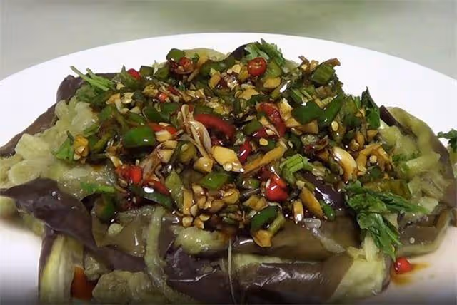 茄子這樣做才好吃,一蒸一拌就做好,比吃肉還香,吃一口就上癮