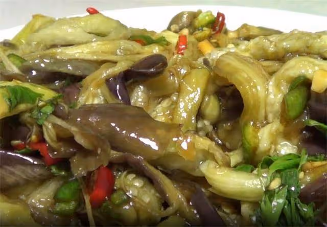 茄子這樣做才好吃,一蒸一拌就做好,比吃肉還香,吃一口就上癮