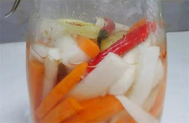 簡單易做的蘿蔔小菜,一切一腌就做好了,酸辣脆爽,吃著真過癮