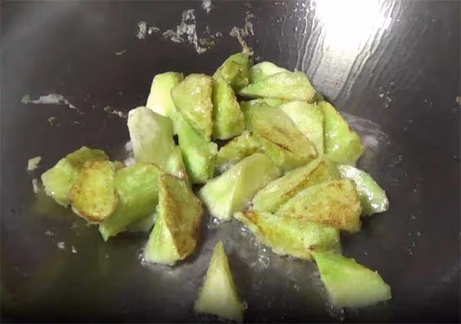 茄子新做法,一道西紅柿燒茄子,軟糯酸甜,好吃下飯,太過癮了