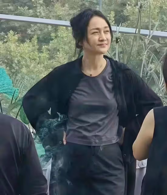 50歲周迅模樣大變,卑微求愛小13歲男友慘遭拋棄,劉燁一句話揭開她真實處境