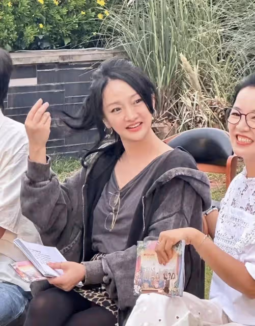 50歲周迅模樣大變,卑微求愛小13歲男友慘遭拋棄,劉燁一句話揭開她真實處境