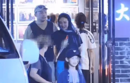 50歲周迅模樣大變,卑微求愛小13歲男友慘遭拋棄,劉燁一句話揭開她真實處境