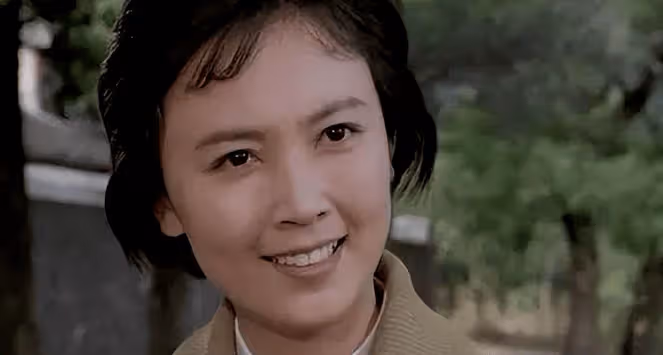 她與丈夫恩愛45年零緋聞,如今67歲直面衰老,甚至比刻意扮嫩更美