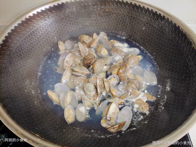 比紅薯養人、比蓮藕潤腸!秋天不吃它就白過了,隨手燜一鍋,夠滑嫩、夠鮮爽
