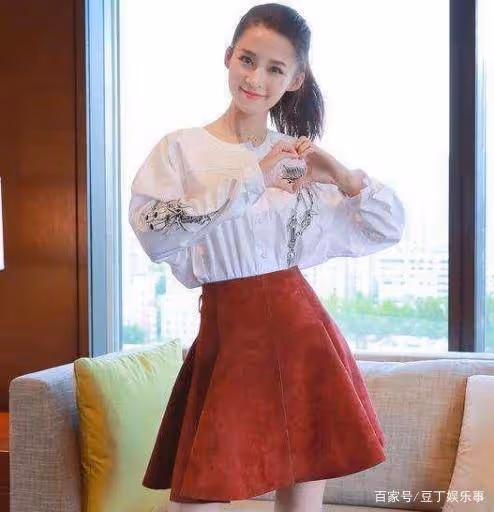 這應該是李沁很想刪掉的沙灘照，網友：看著都替她尷尬！