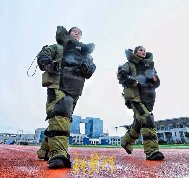 「百斤女警穿70斤衣服排爆」事件啟發：為何全網直呼她太颯了？