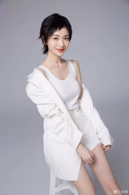 《熊貓計劃》史策靚麗寫真露出事業線！膚白貌美性感火辣