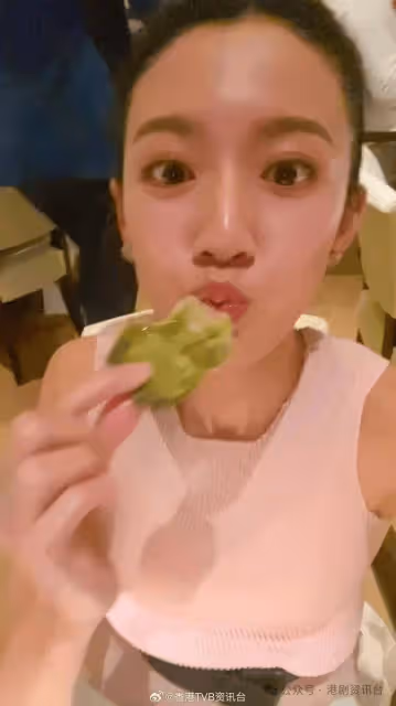 TVB視後蔡思貝與高顏值餅印靚媽撐檯腳!互做一舉動盡曬母女好感情