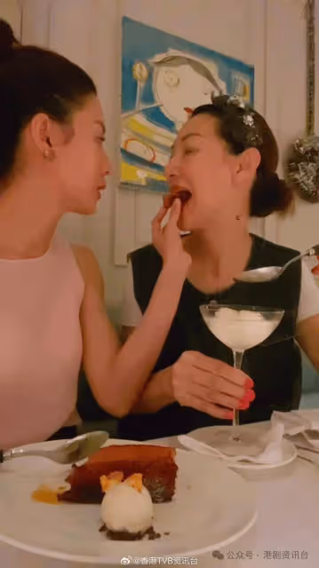 TVB視後蔡思貝與高顏值餅印靚媽撐檯腳!互做一舉動盡曬母女好感情