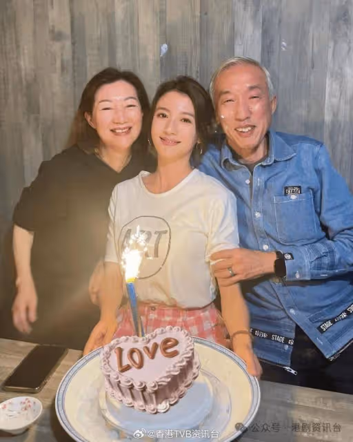 TVB視後蔡思貝與高顏值餅印靚媽撐檯腳!互做一舉動盡曬母女好感情